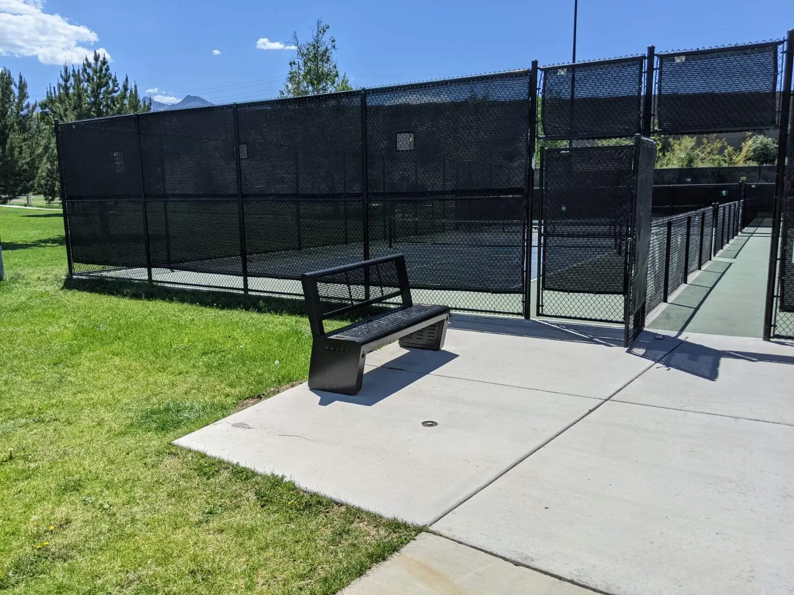 SB1020 SOLAR CHARGING AND CONNECTIVITY STATION BENCH