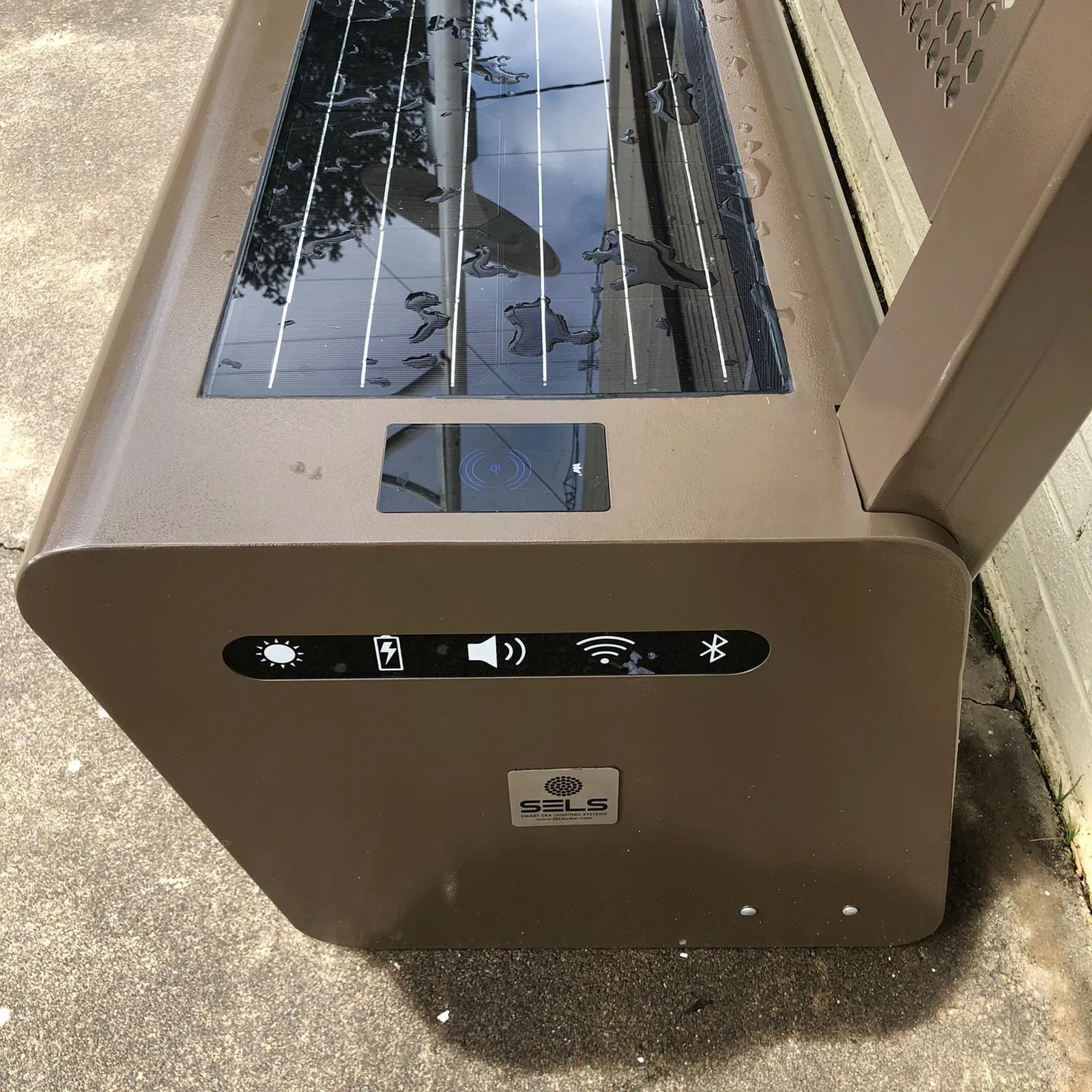 SB1020 SOLAR CHARGING AND CONNECTIVITY STATION BENCH