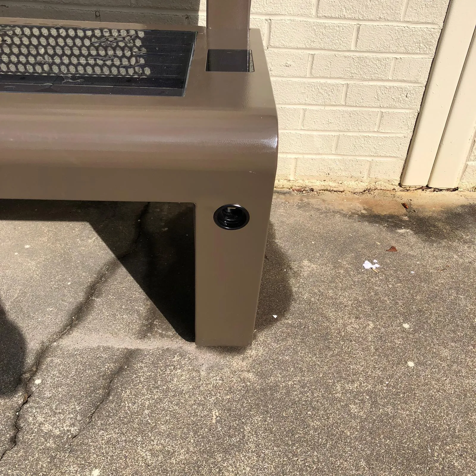 SB1020 SOLAR CHARGING AND CONNECTIVITY STATION BENCH