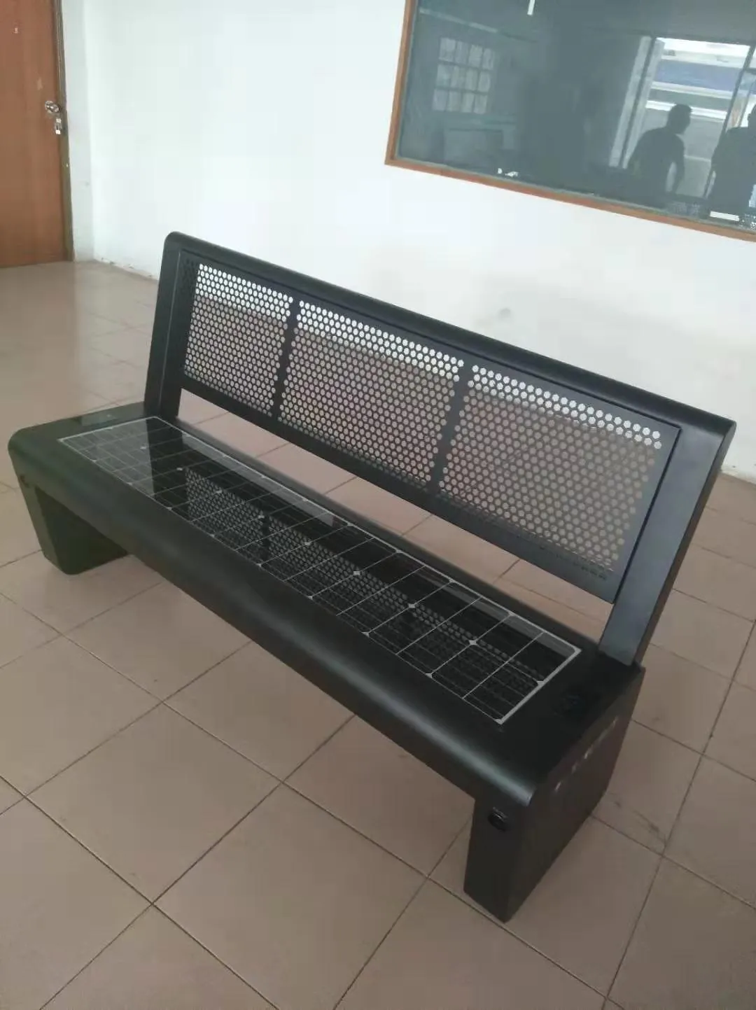 SB1020 SOLAR CHARGING AND CONNECTIVITY STATION BENCH